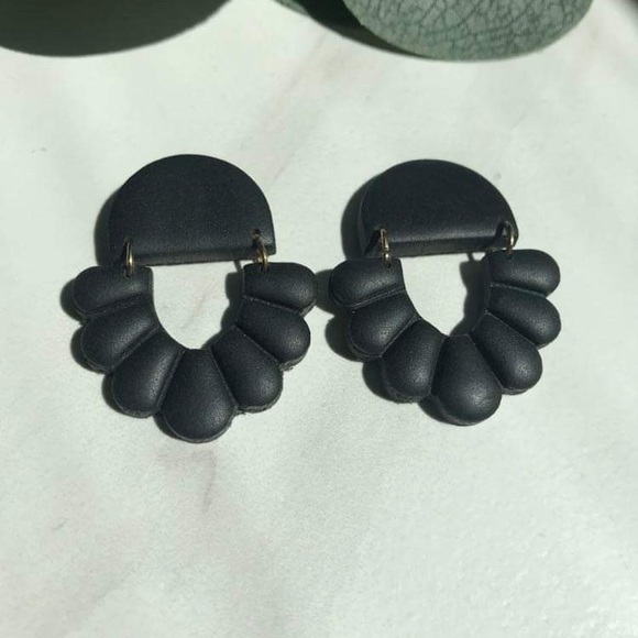Elegant Black Statement Earrings - Picture 1 of 3